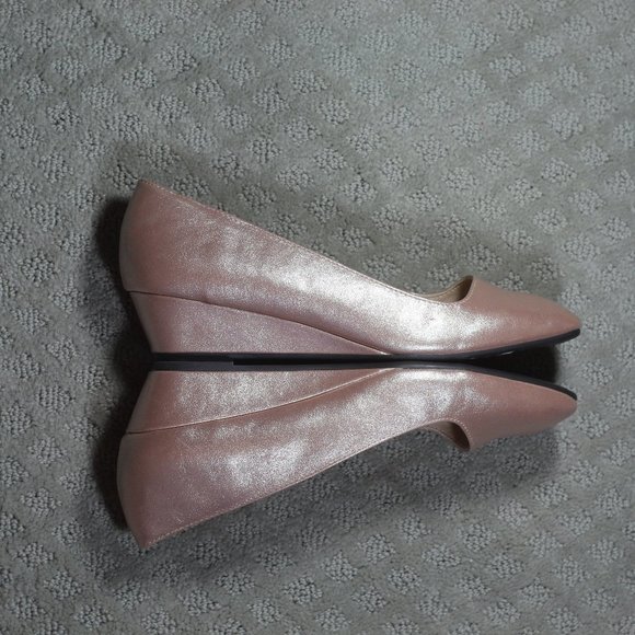 NWOT Adrienne Vittadini Size 7.5M Shimmering Pink 1.5" Wedge Heels - Picture 4 of 6